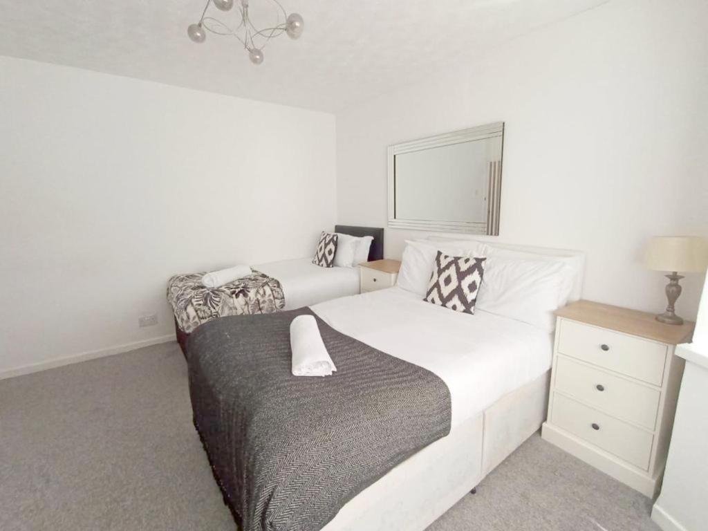 ברמינגהאם Cozy 4 Bedroom House In Smethwick With 4 Bathrooms Perfect For Contractors And Families מראה חיצוני תמונה