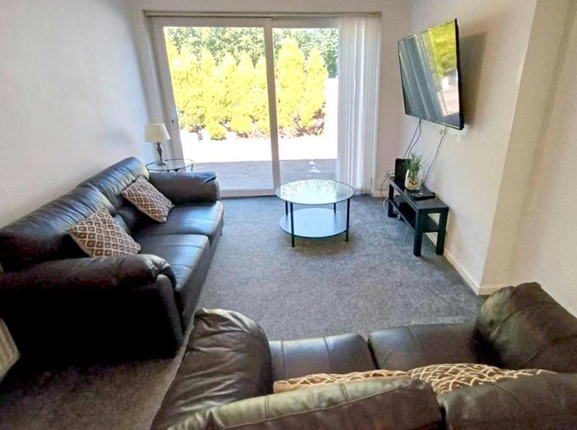 ברמינגהאם Cozy 4 Bedroom House In Smethwick With 4 Bathrooms Perfect For Contractors And Families מראה חיצוני תמונה