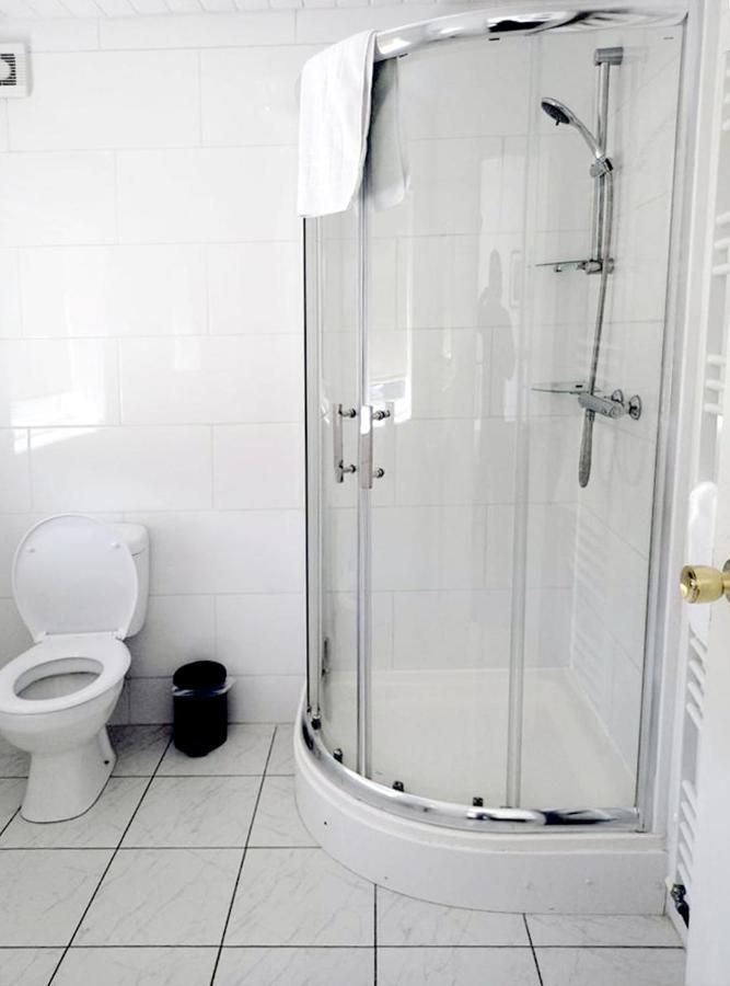 ברמינגהאם Cozy 4 Bedroom House In Smethwick With 4 Bathrooms Perfect For Contractors And Families מראה חיצוני תמונה