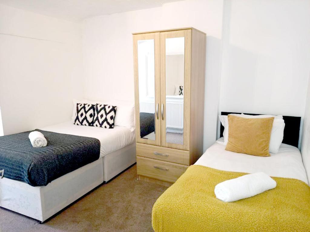 ברמינגהאם Cozy 4 Bedroom House In Smethwick With 4 Bathrooms Perfect For Contractors And Families מראה חיצוני תמונה